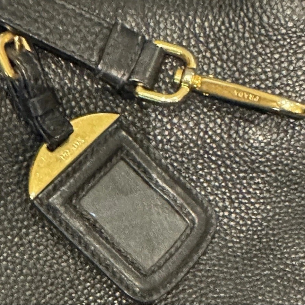 Black PRADA Large Leather Convertible Shopping Tote Vitello Daino BN1713 Strap - Picture 7 of 9